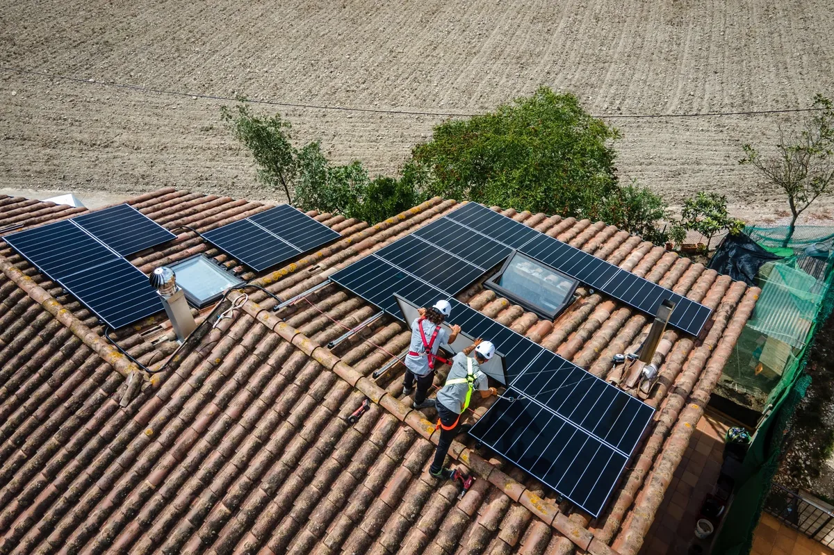 Instalación de paneles solares en tejado de vivienda en Salou